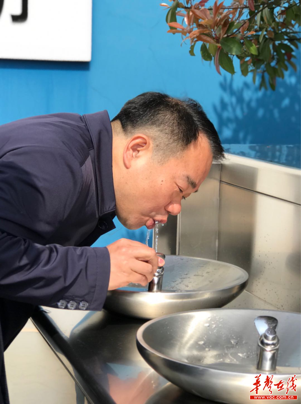 長沙市水務(wù)局黨委書記、局長曹彪在節(jié)水展廳前坪直飲水臺飲用二水廠出廠水。