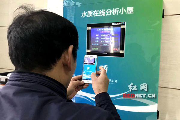 市民代表走進(jìn)南園小區(qū)，全方位地參觀了二次供水標(biāo)準(zhǔn)化泵房。 