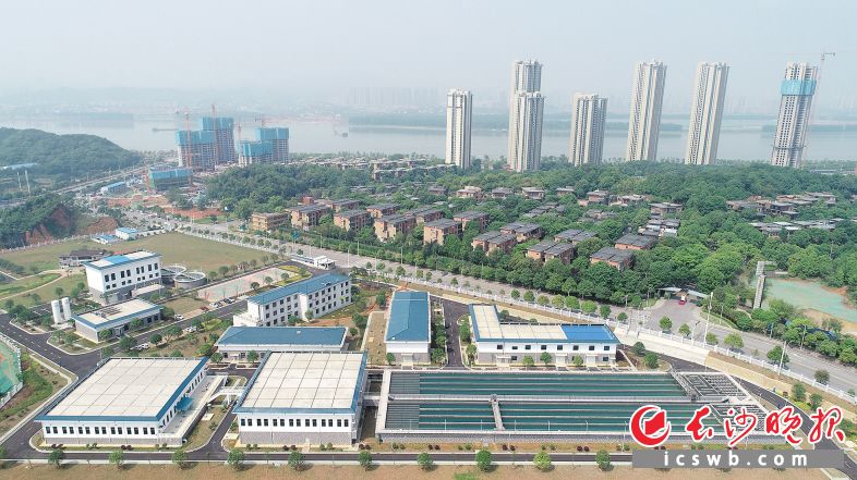 長(zhǎng)沙第六水廠位于開福區(qū)芙蓉北路與興聯(lián)路、創(chuàng)遠(yuǎn)路交會(huì)處西北角，占地面積157.36畝，項(xiàng)目一期供水能力為10萬(wàn)噸/日，遠(yuǎn)景總規(guī)模為50萬(wàn)噸/日。