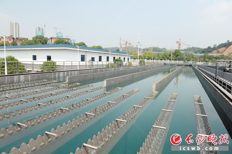 長(zhǎng)沙第六水廠位于開福區(qū)芙蓉北路與興聯(lián)路、創(chuàng)遠(yuǎn)路交會(huì)處西北角，占地面積157.36畝，項(xiàng)目一期供水能力為10萬(wàn)噸/日，遠(yuǎn)景總規(guī)模為50萬(wàn)噸/日。